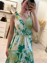 Cargar imagen en el visor de la galería, SANDRA - Vestido midi verde floral