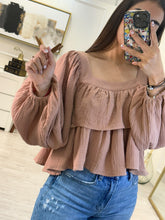 Cargar imagen en el visor de la galería, HELENA – Blusa rosa palo escote cuadrado manga globo