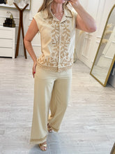 Cargar imagen en el visor de la galería, BLAKE - Set pantalon y blusa beige con café