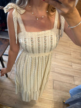 Cargar imagen en el visor de la galería, HALSEY - Maxi vestido beige estampado tirantes