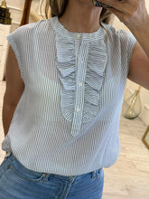 Cargar imagen en el visor de la galería, PATRICIA – Blusa a rayas con olán al frente