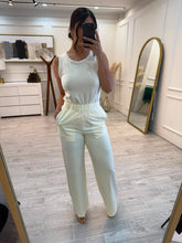 Cargar imagen en el visor de la galería, BRYNLEE - Set blusa y pantalon beige