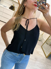 Cargar imagen en el visor de la galería, LORETA – Blusa negra de tirantes cruzados