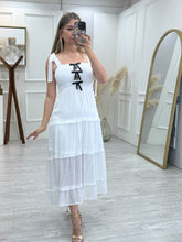 Cargar imagen en el visor de la galería, BELY - Maxi vestido blanco moñitos negros