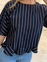 Cargar imagen en el visor de la galería, INES – Blusa azul marino a rayas con manga corta