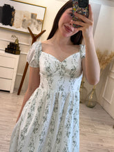 Cargar imagen en el visor de la galería, BERKLEY - Vestido blanco midi estampado