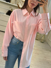 Cargar imagen en el visor de la galería, CORALINA - Camisa rosa pastel
