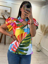 Cargar imagen en el visor de la galería, ITZAYANA - Blusa estampado tropical multicolor