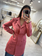 Cargar imagen en el visor de la galería, ENIO – Blazer largo rosa coral cruzado