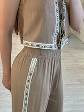 Cargar imagen en el visor de la galería, GORETTI - Set pantalón y blusa café