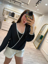 Cargar imagen en el visor de la galería, TESSA - Blusa negra manga larga