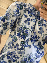 Cargar imagen en el visor de la galería, ARIADNA – Blusa blanca con flores azules