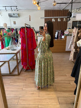 Cargar imagen en el visor de la galería, WHITNEY - Maxi vestido estampado beige con verde