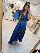 Cargar imagen en el visor de la galería, EURÍDICE – Maxi vestido verde con flores azules cruzado