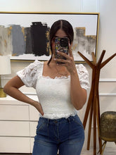 Cargar imagen en el visor de la galería, DAFNE - Blusa blanca