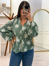 Cargar imagen en el visor de la galería, AURA - Blusa verde olivo