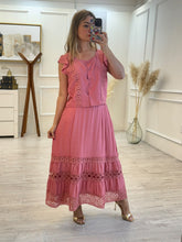 Cargar imagen en el visor de la galería, LATIFAH - Set blusa y falda rosa
