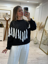 Cargar imagen en el visor de la galería, JAZMIN - Sueter negro flecos blancos