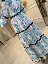 Cargar imagen en el visor de la galería, PRIMAVERA - Maxi vestido blanco estampado azul detalles negros