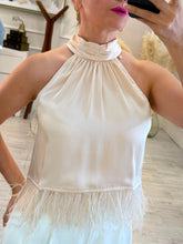 Cargar imagen en el visor de la galería, VALQUIRIA - Blusa beige plumas