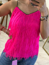 Cargar imagen en el visor de la galería, BEROE – Blusa fucsia de flecos con tirantes