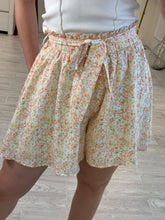 Cargar imagen en el visor de la galería, ARETUSA – Short crema con flores