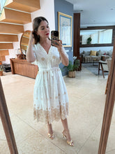 Cargar imagen en el visor de la galería, CHLOE - Vestido midi blanco estampado khaki