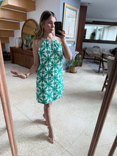 Cargar imagen en el visor de la galería, KENIA - Vestido corto estampado verde con blanco