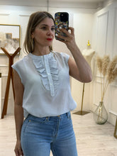 Cargar imagen en el visor de la galería, PATRICIA – Blusa a rayas con olán al frente