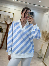 Cargar imagen en el visor de la galería, NORMA – Blusa polo a rayas diagonales azul cielo