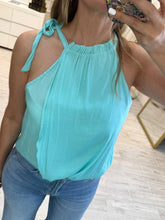 Cargar imagen en el visor de la galería, AQUA – Blusa halter verde agua con lazo