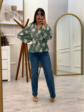 Cargar imagen en el visor de la galería, AURA - Blusa verde olivo