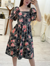 Cargar imagen en el visor de la galería, RICARDA - Vestido midi negro estampado
