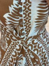 Cargar imagen en el visor de la galería, CORALINE - Maxi vestido estampado cafe con blanco