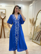 Cargar imagen en el visor de la galería, FRANCESCA - Maxi vestido azul detalles blancos