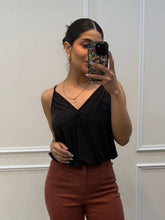 Cargar imagen en el visor de la galería, DELFINA - Blusa negra tirantes