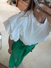 Cargar imagen en el visor de la galería, NAHOMI - Blusa blanca cuello redondo