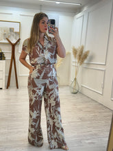 Cargar imagen en el visor de la galería, LARA - Set blusa y pantalon cafe estampado