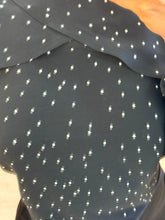 Cargar imagen en el visor de la galería, PEARL - Blusa negra puntos