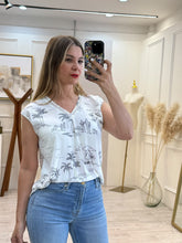 Cargar imagen en el visor de la galería, GLADYS – Blusa blanca con palmeras y escote de perlas