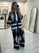 Cargar imagen en el visor de la galería, DERBY - Set pantalon y blusa negro estampado