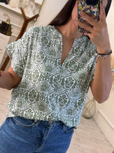 Cargar imagen en el visor de la galería, IVANKA - Blusa estampado olivo