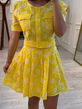 Cargar imagen en el visor de la galería, AMARANTA - Set blusa y falda amarillo