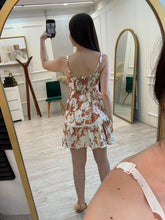 Cargar imagen en el visor de la galería, ALORA - Vestido corto café con blanco