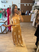 Cargar imagen en el visor de la galería, FERNANDA - Set blusa y pantalón camel