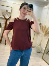 Cargar imagen en el visor de la galería, OCÍROE – Blusa vino con hombros descubiertos