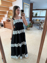 Cargar imagen en el visor de la galería, GIOVANNA - Maxi vestido negro detalles blancos