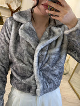 Cargar imagen en el visor de la galería, CONSUELO – Abrigo corto de peluche gris