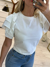 Cargar imagen en el visor de la galería, AURORA – Blusa blanca de algodón con mangas de olán