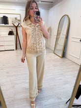 Cargar imagen en el visor de la galería, BLAKE - Set pantalon y blusa beige con café